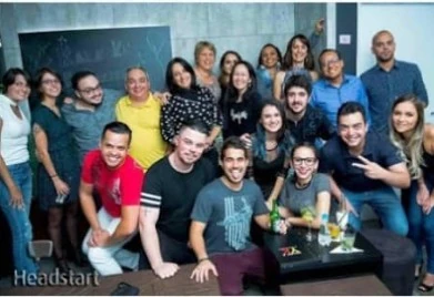 Turma de alunos reunida na escola do Teacher Fábio